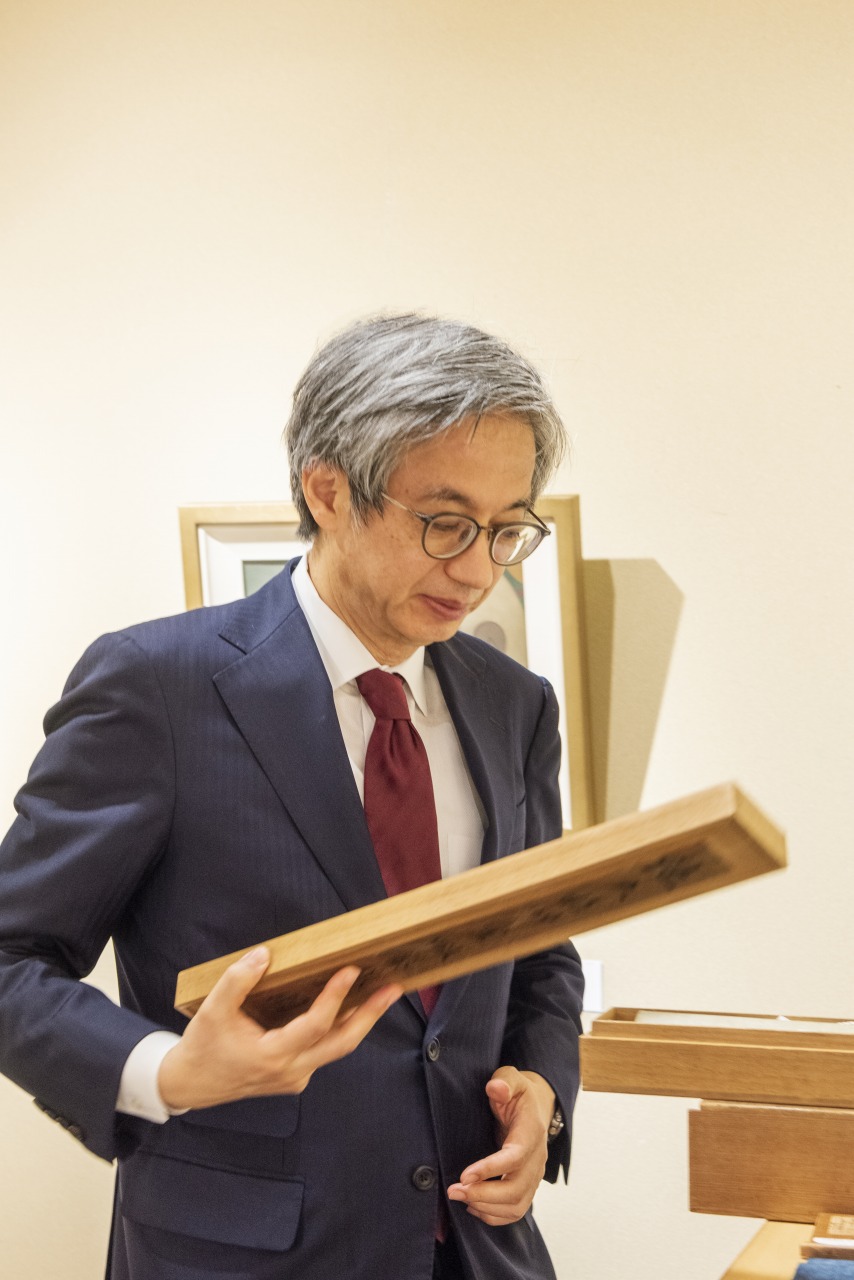 箱書きを見る田中